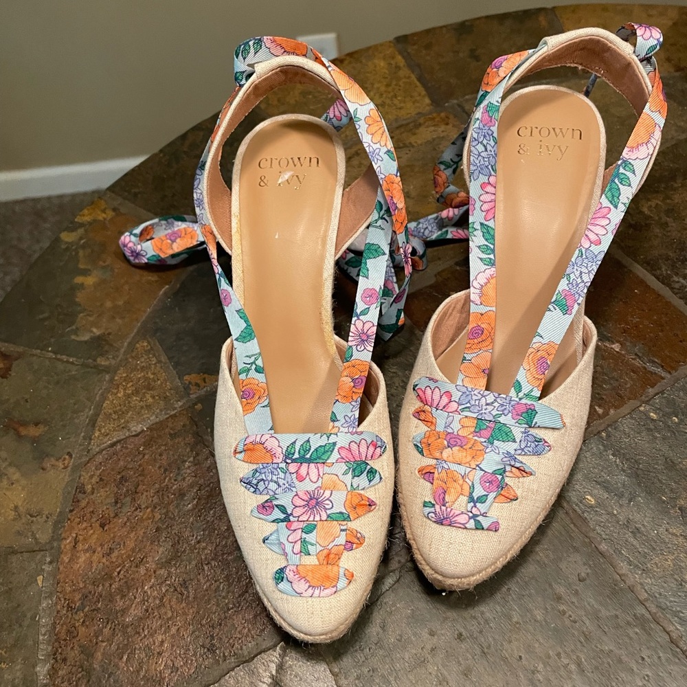 - 😍🤩NWT Crown and Ivy Women’s size 8 wedge sandals with ankle tie (4 inche…
